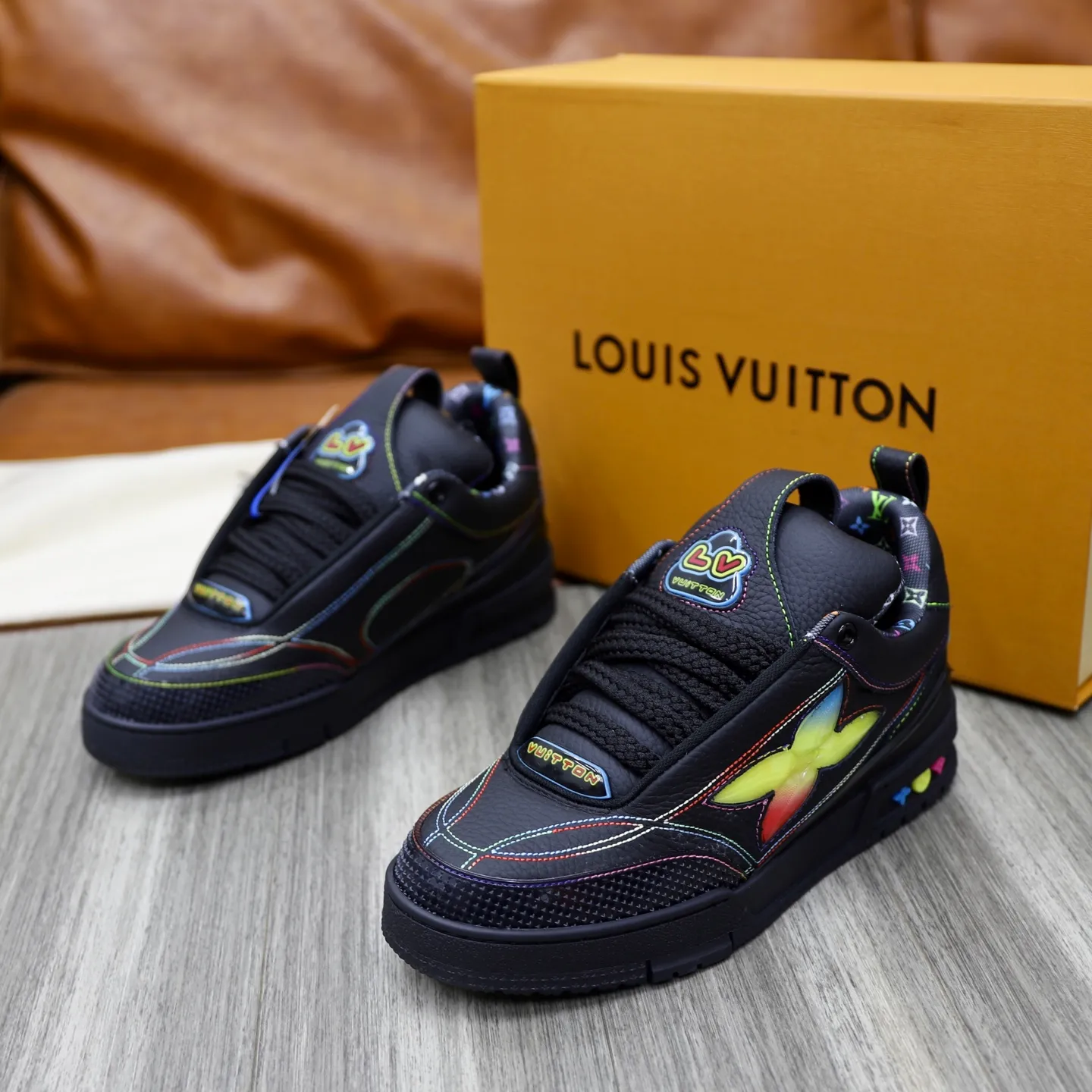 Men's shoes 💰: 860💰 LV Louis Vuitton TRAINER new sneakers are shipped. Louis Vuitton men's artistic director Virgil Abloh took inspiration to create this LV Trainer sneaker. Yingze crystal inlays present a colorful effect, with two gorgeous effect colors to choose from. The LV diamond letter logo badge on the tongue is gorgeous and noble. The LV letters are decorated on the side. The outsole is decorated with a Monogram flower pattern. It shows the trend of elegance and nobility! Men's model: 39-44 (38, 45, 46 customized)